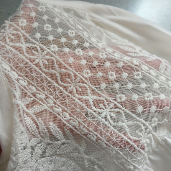 Large white Old Navy smock blouse with embroidery detail - Picture 3 of 5